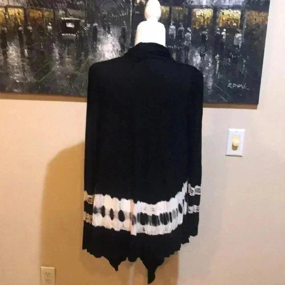 Romeo & Juliet Open Front Black and White Tie Dye Shark Tail Cardigan Size M - Picture 3 of 6